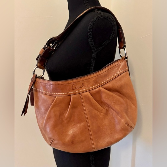 COACH
2009 Soho Hobo Bag and dust bag • Patina is beautiful • She’s CLEAN! - Picture 1 of 10